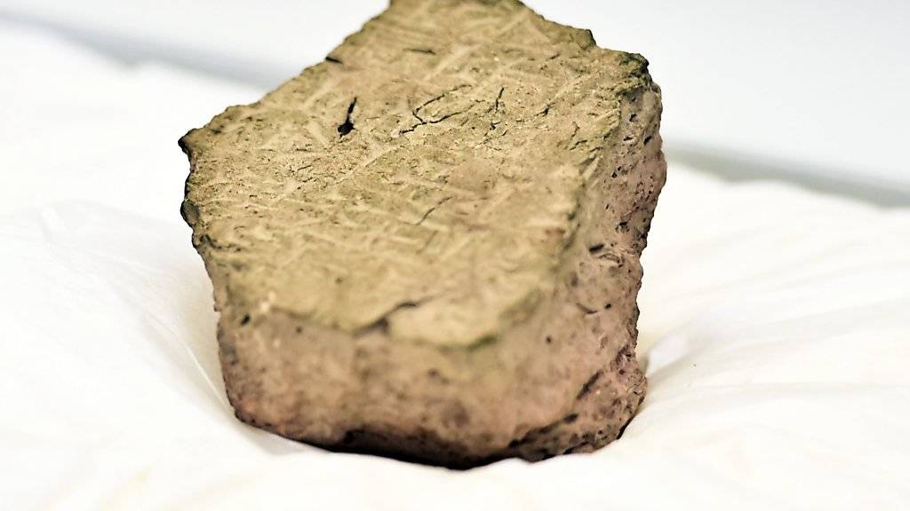 Das 2600 Jahre alte Ziegelstück mit einer Inschrift aus der Zeit des babylonischen Königs Nebukadnezar II. geht von Berlin in seine heute irakische Heimat zurück.