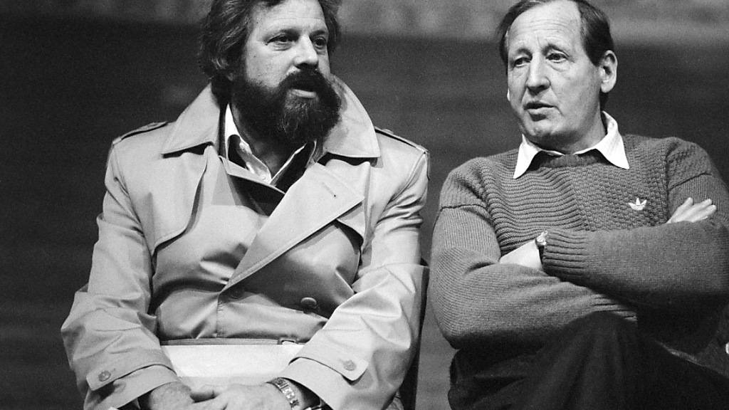 Januar 1985: Paul Wolfisberg (links) verfolgt als Nationaltrainer eine NLA-Partie in Zürich