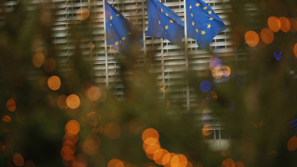 Drei Fahnen in den Farben der EU-Flagge flattern vor einem Treffen von Großbritanniens Chefunterhändler Frost und EU-Chefunterhändler Barnier im EU-Hauptquartier im Wind. Foto: Francisco Seco/AP/dpa