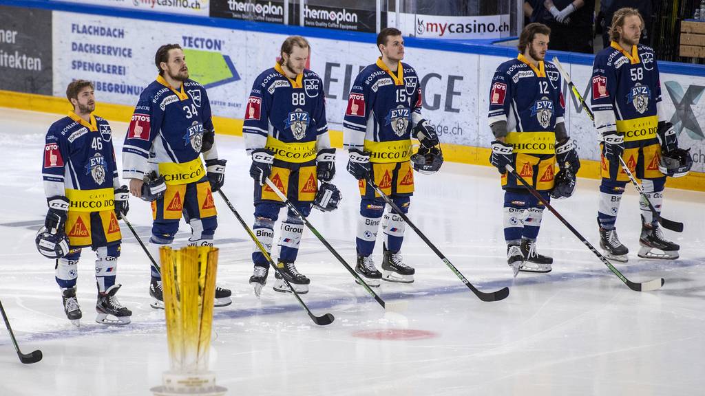 Die Zuger Spieler stehen vor dem Pokal, im dritten Eishockey Playoff-Finalspiel der National League zwischen dem EV Zug und Geneve-Servette HC, am Freitag, 7. Mai 2021, in der Bossard Arena in Zug.