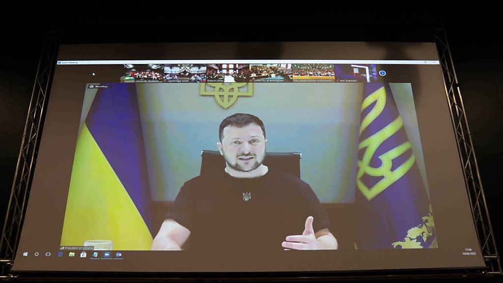 Wolodymyr Selenskyj (auf der Leinwand), Präsident der Ukraine, spricht per Video-Schalte zu Studenten der Universität Coventry. Foto: Jacob King/PA Wire/dpa