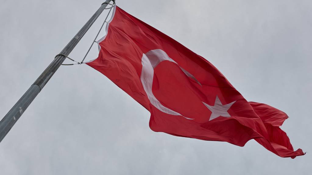 Eine türkische Flagge weht im Wind. Foto: Rolf Vennenbernd/dpa