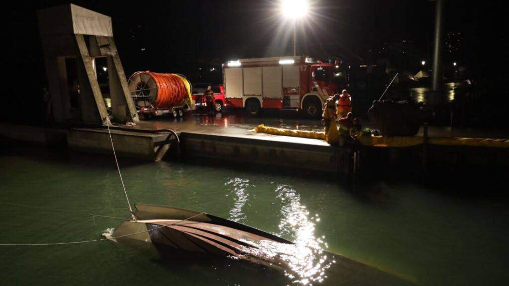 Im Hafen von Zug ist ein Boot gekentert.