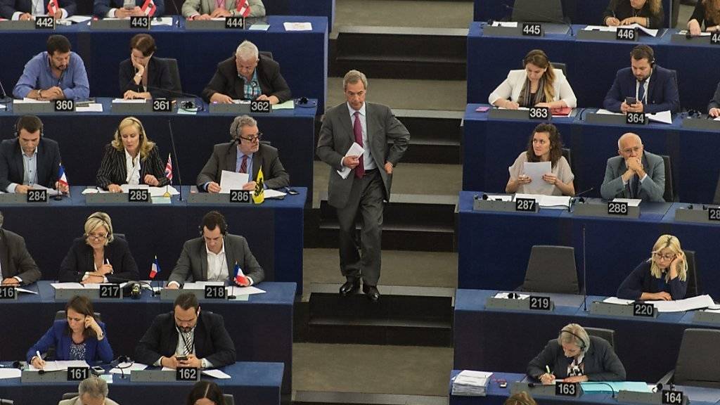 Nigel Farage im EU-Parlament auf dem Weg zum Rednerpult: Seine Fraktion brauchte EU-Parteigelder für den Brexit-Wahlkampf - nun muss die Fraktion den Betrag teilweise zurückzahlen. (Archiv)