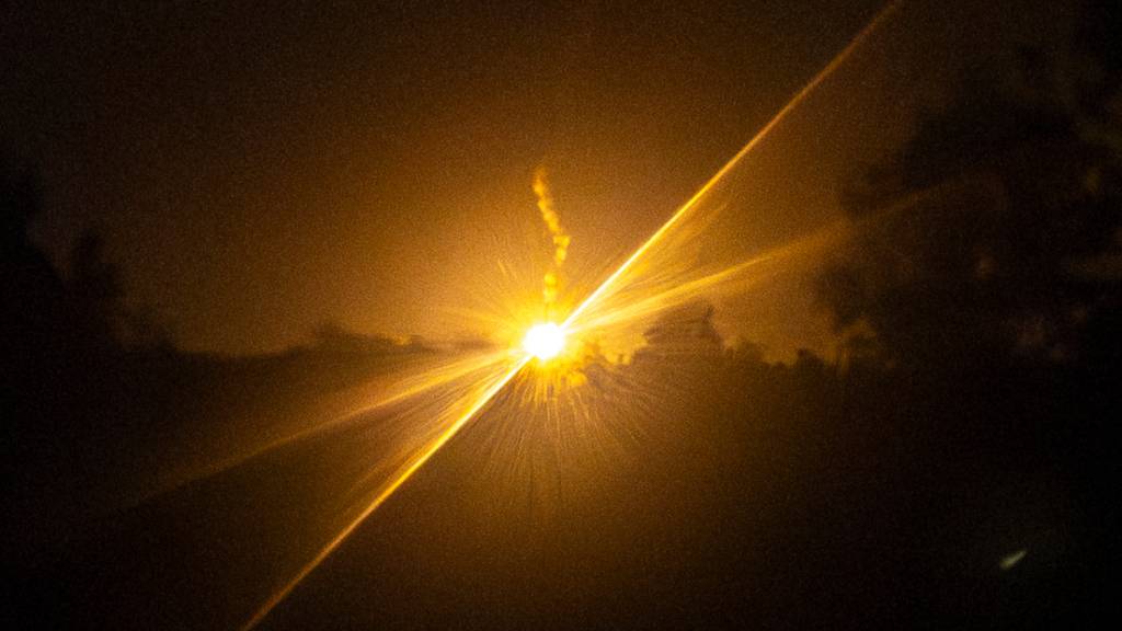 Leuchtraketen werden von thailändischen Streitkräften in der thailändischen Provinz Burirum nach Zusammenstößen zwischen thailändischen und kambodschanischen Soldaten abgefeuert. Foto: Wason Wanichakorn/AP/dpa