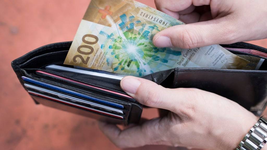 Schweizerinnen und Schweizer dürften im Jahr 2025 nach Abzug der Teuerung mehr Geld verdienen. Laut Schätzungen des Bundesamts für Statistik sind die Nominallöhne bislang deutlich gestiegen.(Symbolbild)