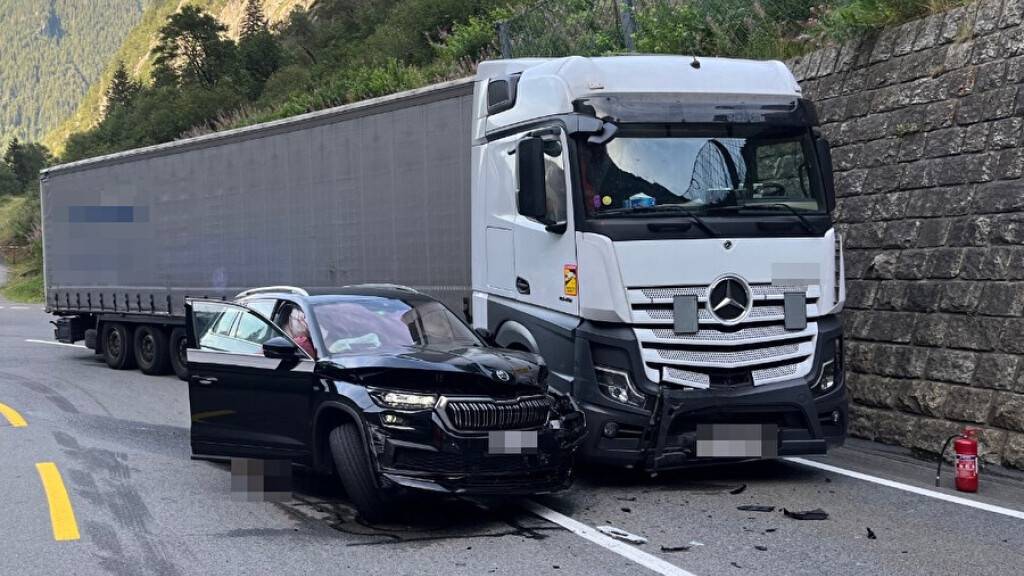 Lastwagen stösst in Andermatt UR mit Auto zusammen