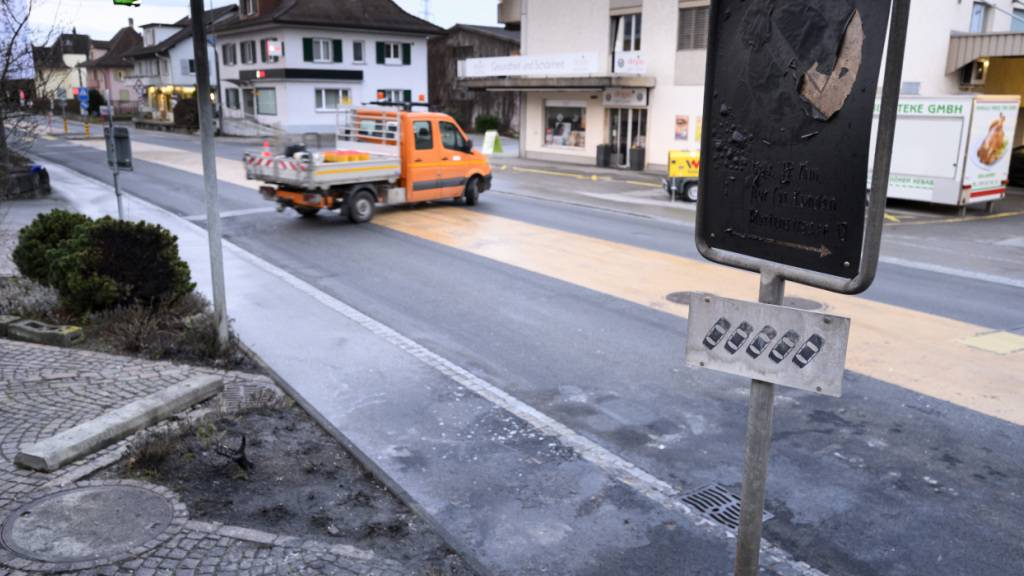 Die Stelle in Kerzers FR, wo am Dienstagabend ein Postauto in Vollbrand stand, war am Mittwochmorgen geräumt.