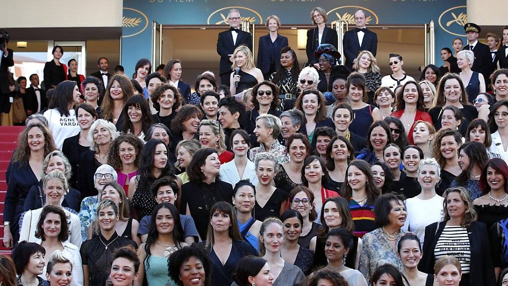 Schauspielerinnen und Regisseurinnen forderten auf dem roten Teppich in Cannes gleiche Rechte in der Filmbranche.