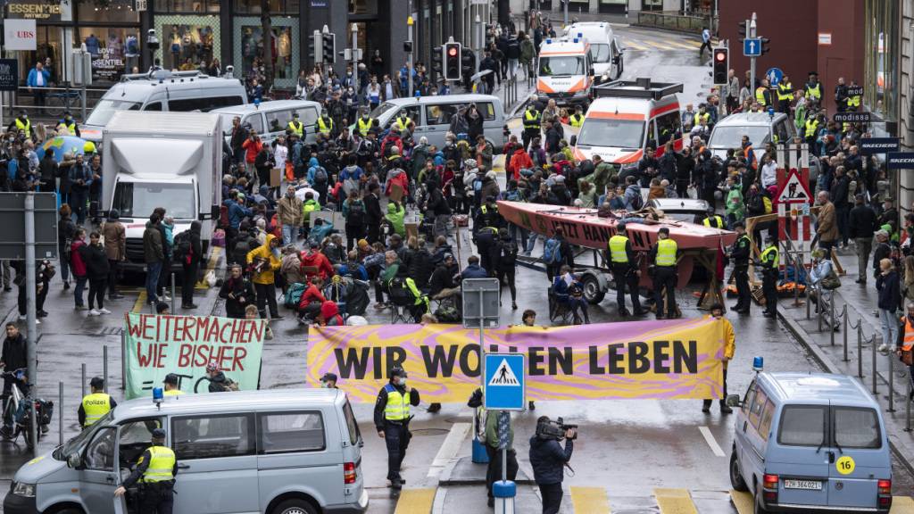 Mehrere Aktivisten der Klimabewegung «Extinction Rebellion» wurden wegen Strassenblockaden in der Stadt Zürich, wie beispielsweise am 4. Oktober 2021, verurteilt. (Archivbild)