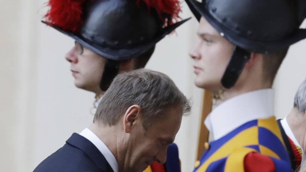 EU-Ratspräsident Donald Tusk passiert bei seiner Ankunft im Vatikan die Schweizergarde.