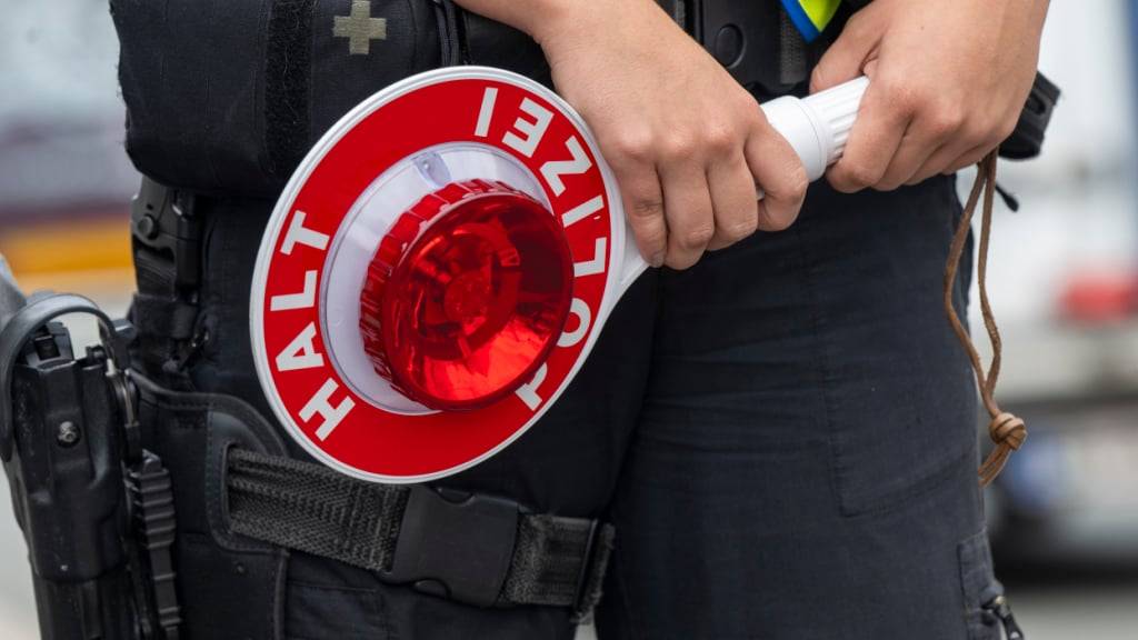 ARCHIV - Eine Polizistin steht bei Grenzkontrollen der Bundespolizei am Grenzübergang zwischen Österreich und Deutschland mit einer Polizeikelle an der Autobahn A8 nahe Salzburg (Österreich). Foto: Peter Kneffel/dpa