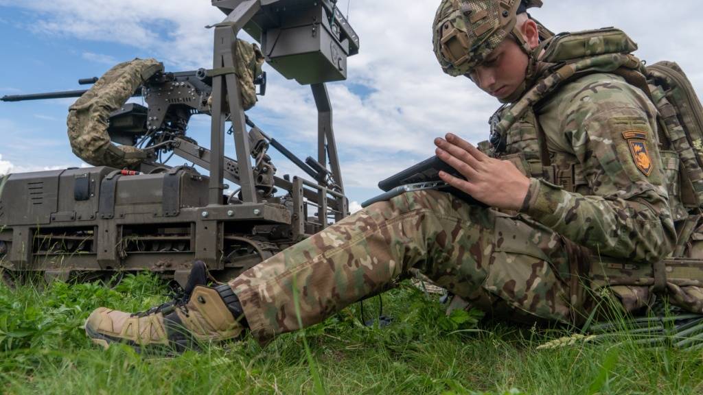ARCHIV - Ein ukrainischer Soldat der Kompanie für unbemannte Bodensysteme Cerberus der 60. separaten mechanisierten Brigade des Dritten Armeekorps bereitet sich auf eine Übung mit einer Kampfdrohne vor, die in der Region Charkiw in der Ukraine stattfindet. Foto: Andrii Marienko/AP/dpa