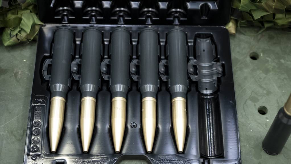 Die Schweizer Armee soll zusätzliches Geld für Rüstungsgüter erhalten. Die Finanzkommission des Nationalrates ist aber dagegen, die Mehrwertsteuer zu erhöhen. (Archivbild)