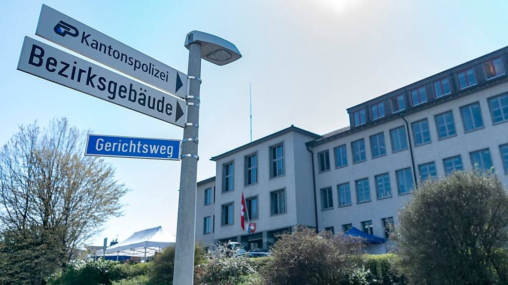 Ein 24-Jähriger muss sich am Dienstag am Bezirksgericht Horgen verantworten. Ihm werden diverse Delikte zu Last gelegt, nachdem ihn die Polizei wegen «zu lautem Beten» aus einer Moschee abgeführt hatte. (Archivbild)