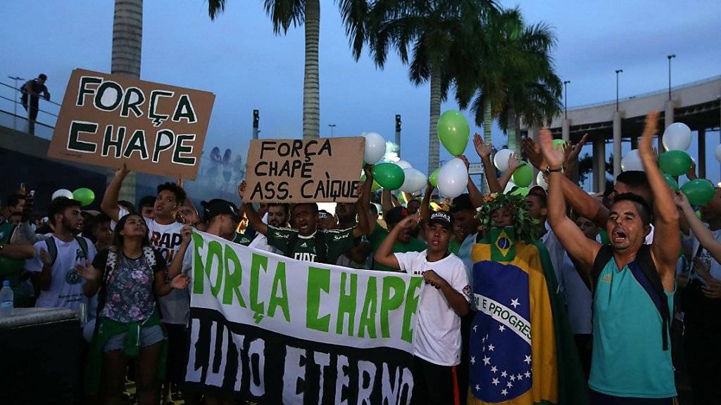Fans in Rio de Janeiro gedenken den verunglückten Spielern von Chapecoense