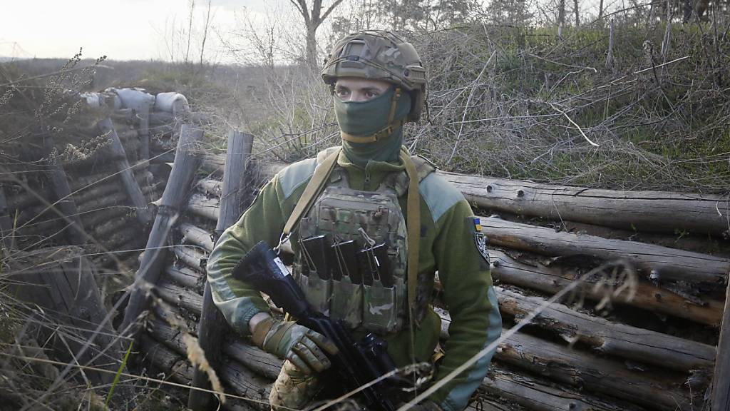 dpatopbilder - Ein bewaffneter ukrainischer Soldat trägt Militärkleidung und befindet sich in einer Kampfstellungen an der Trennlinie zum pro-russischen Separatistengebiet. Angesichts von Truppenaufmärschen auf russischem und ukrainischem Gebiet nahe dem Konfliktgebiet wächst die Sorge vor einer Eskalation. Foto: Efrem Lukatsky/AP/dpa