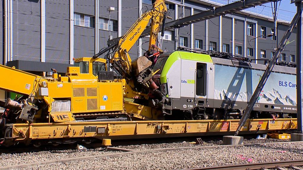 Lokomotive fährt in Zollikofen auf Bauzug auf