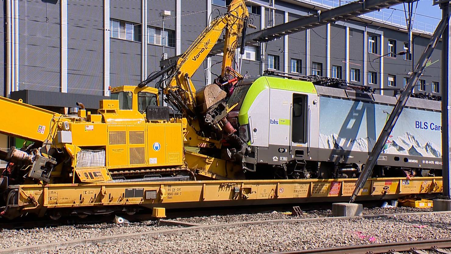 Zugunglück In Zollikofen (BE): Lokomotive Kracht In Bauzug ...