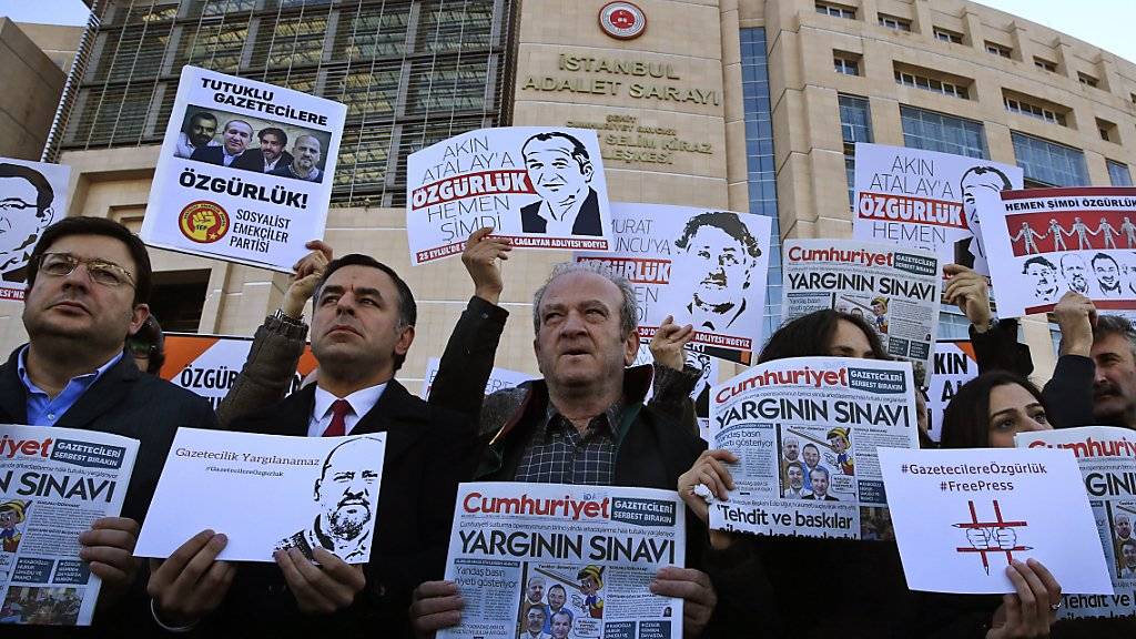 Unterstützer der Angeklagten vor dem Gerichtsgebäude in Istanbul.