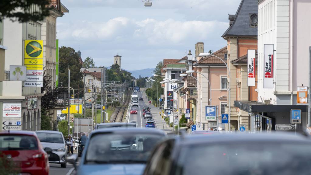Der Durchgangsverkehr in Richtung Hitzkirch im Dorfzentrum in der Gemeinde Hochdorf. (Symbolbild)