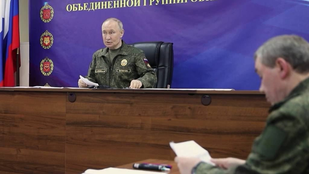 HANDOUT - Auf diesem Standbild aus einem Video, das vom Presseamt des russischen Präsidenten am Sonntag, 26. Oktober 2025, veröffentlicht wurde, spricht der russische Präsident Wladimir Putin beim Besuch eines Kommandopostens der Streitkräfte. Foto: Uncredited/Russian Presidential Press Office/AP/dpa