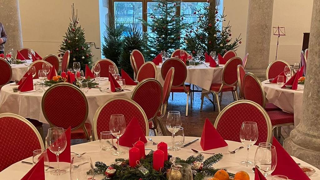 Die Weihnachten für Alleinstehende in Solothurn findet seit 2022 in der Säulenhalle statt. Die Tische werden weihnachtlich gedeckt.