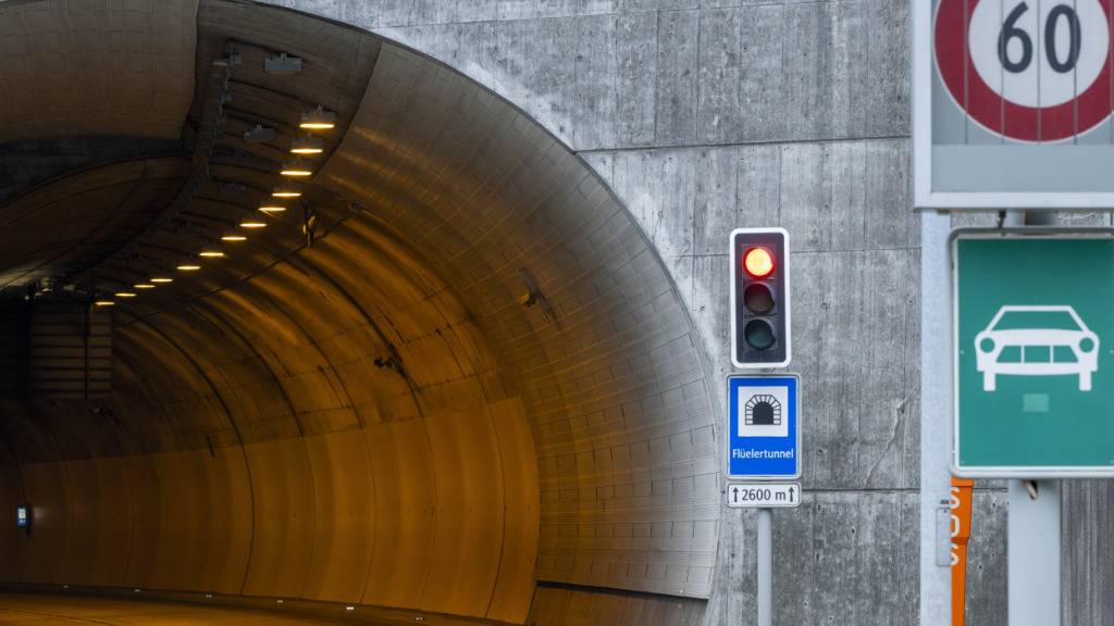 Der Flüelertunnel war wegen des Unfalls zwei Stunden lang gesperrt. (Archivaufnahme)