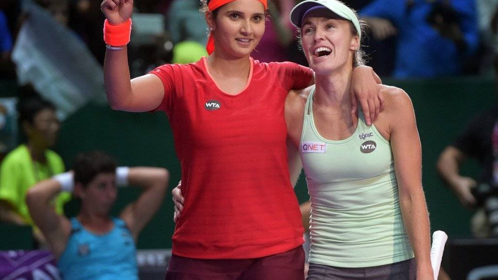 Sania Mirza (links) und Martina Hingis freuen sich über einen weiteren Titel