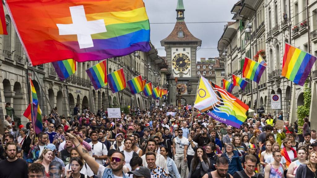Tausende zogen am Samstag im Rahmen der Pride durch die Berner Altstadt.