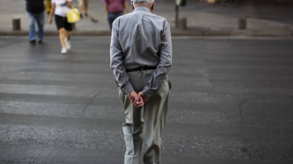 Ein älterer Mann überquert in der griechischen Hauptstadt Athen eine Strasse. Nach dem Willen der Regierung von Alexis Tsipras soll ein neues Rentensystem die Rentenkassen sanieren (Archiv)