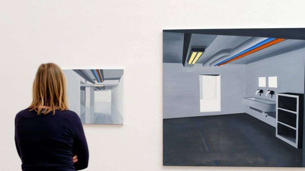 Ausstellungsbesucherin vor zwei Bildern von Sébastien Mettraux, der dieses Jahr einen mit 50'000 Franken dotierten Preis der Leenaards-Stiftung erhält (Archiv)