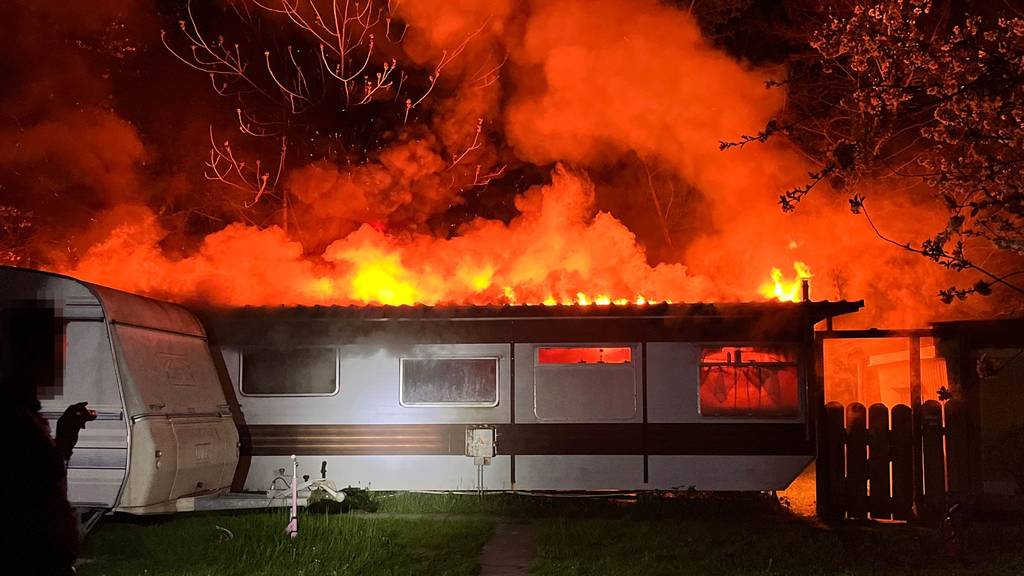 Flammeninferno in Olten: Wohnwagen brennt komplett aus