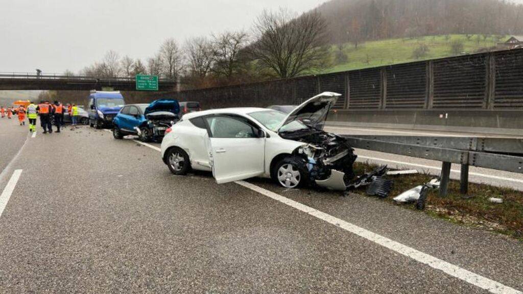 Im Verkehrsunfall auf der Autobahn A2 waren fünf Fahrzeuge involviert. Vier Personen verletzten sich.