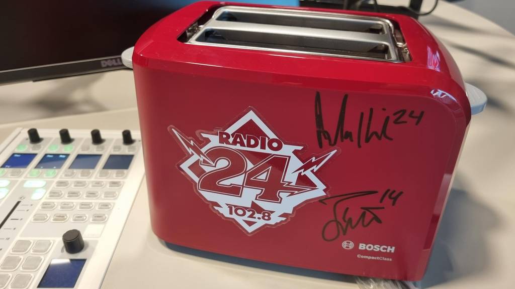 Gewinne einen legendären Radio-24-Toaster mit ZSC-Spielerautogrammen
