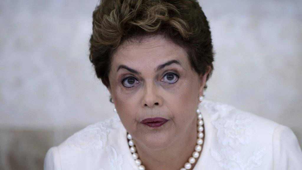 Brasiliens Präsidentin Dilma Rousseff kämpft mit einer schrumpfenden Wirtschaft und politischen Problemen. (Archivbild)