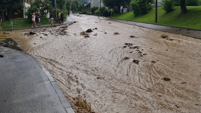 Dreck, Steine, Holz: Viele Luzerner Strassen waren überschwemmt