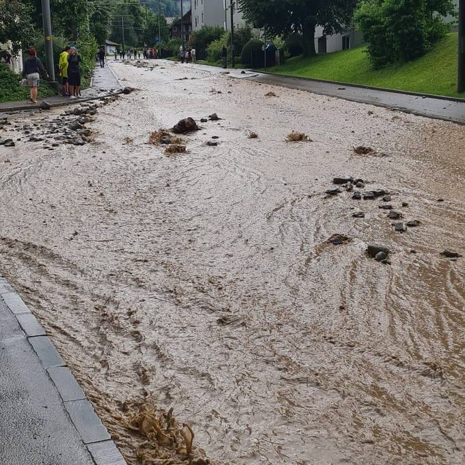 Dreck, Steine, Holz: Viele Luzerner Strassen waren überschwemmt