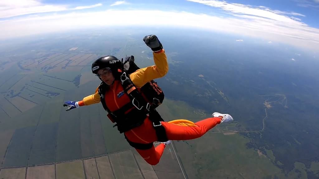 Skydiving-Lehrer rettet Schülerin in 700 Metern Höhe