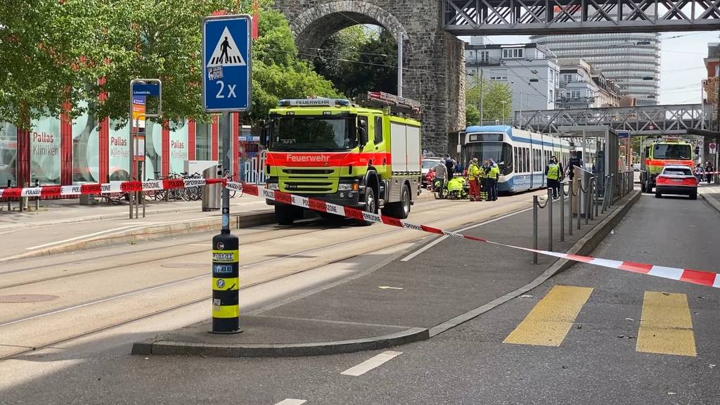 Fussgänger unter Tram eingeklemmt