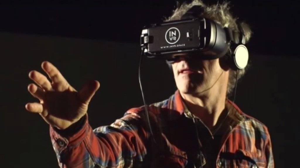 Der Basler Regisseur Dani Levy taucht mithilfe einer VR-Brille in seinen Jerusalem-Film ein. (Screenshot ARTE)