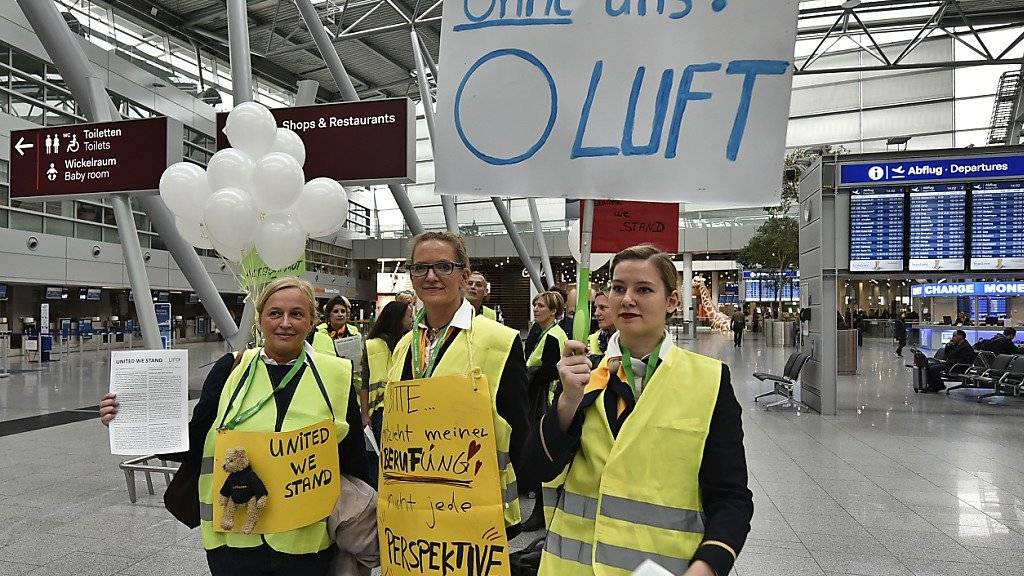 Streikende Lufthansa-Flight-Attendants am Flughafen Düsseldorf.