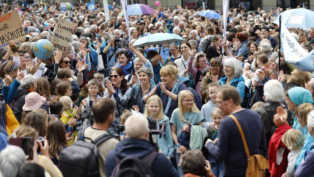 Die Teilnehmerinnen am «La Marche Bleue» trafen am Samstag unter dem Applaus der Anwesenden auf dem Bundesplatz ein.