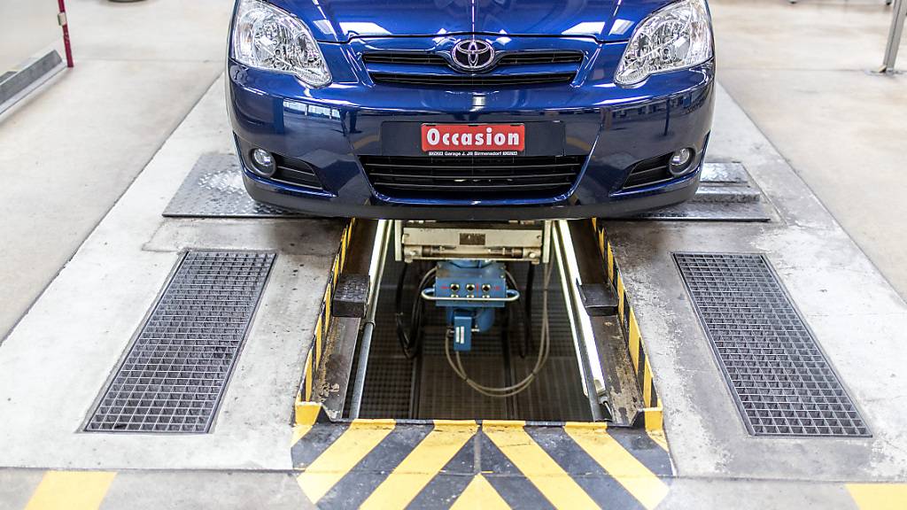 Eine Gruppe von Betrügern soll in mehreren Kantonen alte Autos nur zum Schein geprüft haben. Dann sollen sie die Fahrzeuge in anderen Kantonen wieder eingelöst und verkauft haben. (Symbolbild)