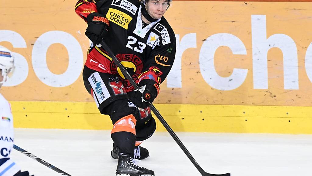 SCB-Stürmer Marco Lehmann im Februar 2024 im Spiel gegen Ambri am Puck