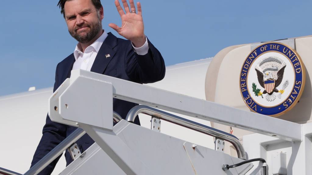 US-Vizepräsident JD Vance kommt mit der Air Force Two auf der Joint Base Andrews an. Foto: Jacquelyn Martin/AP Pool/AP/dpa