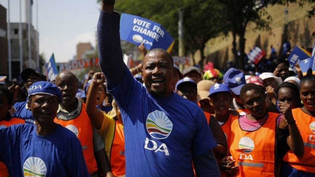 Anhänger der oppositionellen DA bei einem Protestmarsch gegen den ANC und den Präsidenten Jacob Zuma. (Archiv)