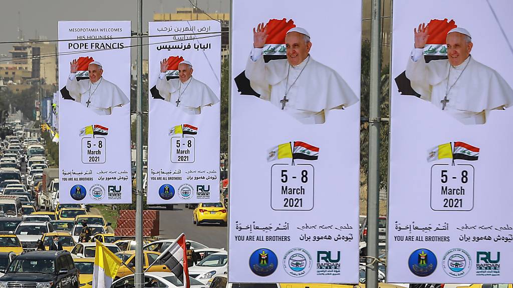 Plakate, die Papst Franziskus willkommen heißen, sind in den Straßen von Bagdad zu sehen. Das katholische Kirchenoberhaupt wird ab dem 5. März zu einem Besuch erwartet. Foto: Ameer Al Mohammedaw/dpa