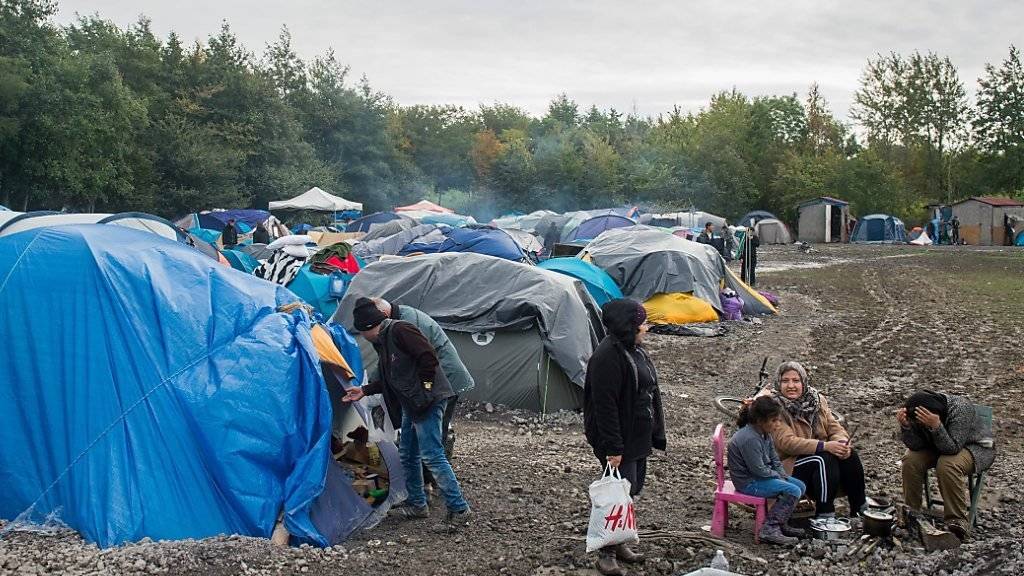6000 Menschen sollen im «Dschungel» genannten Flüchtlingscamp in Calais leben. Jetzt fordert die Justiz von den Behörden, die Lage für die Flüchtlinge zu verbessern. (Archivbild)