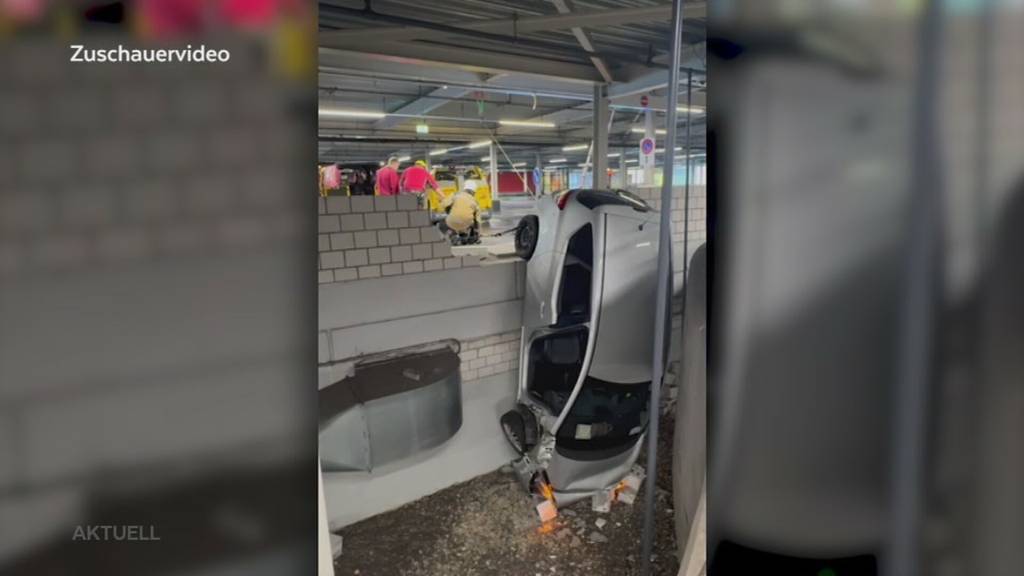 Im Parkhaus abgestürzt: Rentner durchbricht Mauer und fällt drei Meter in die Tiefe